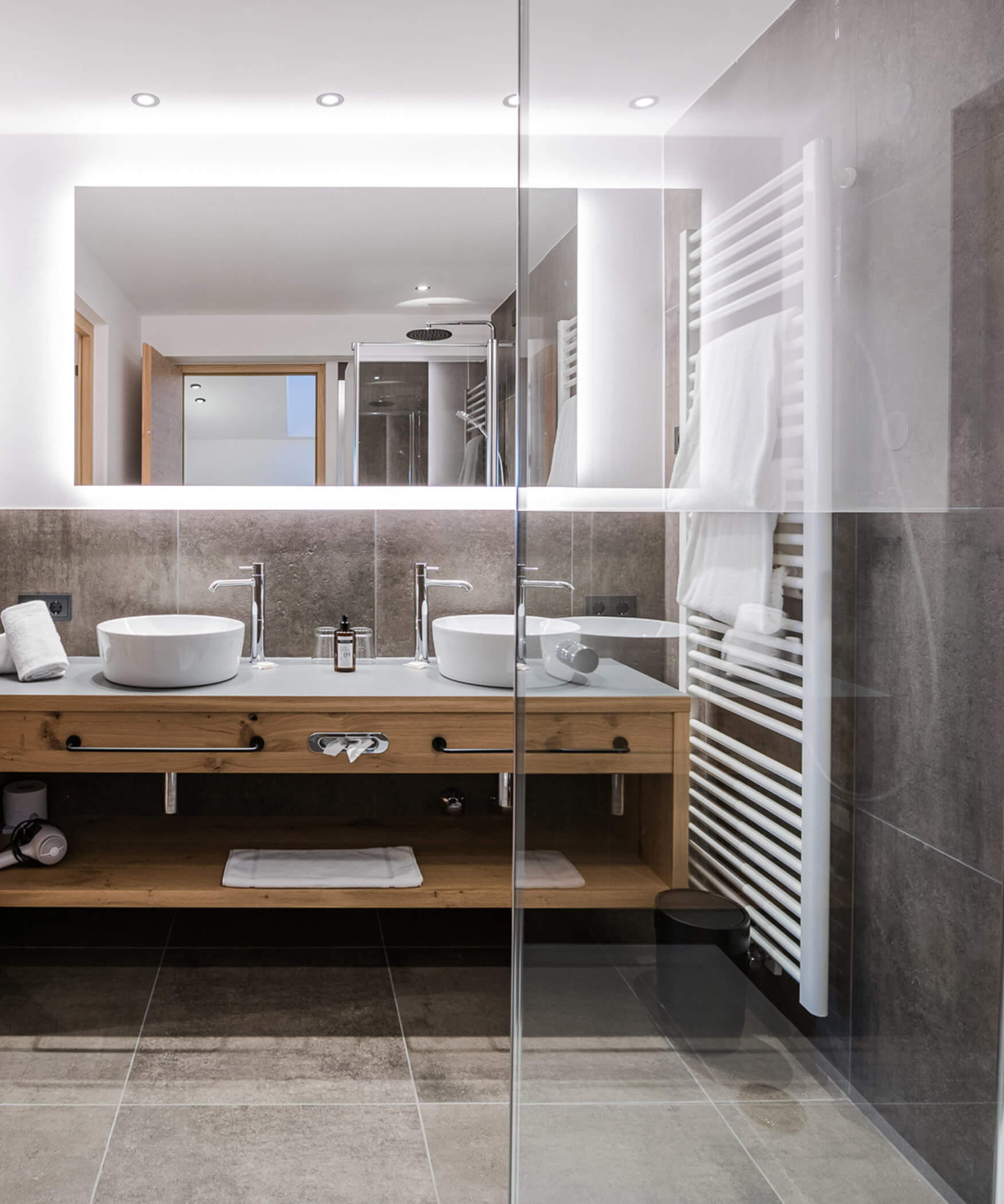 Helles und modernens Badezimmer der Chalet Suite - Laurin's