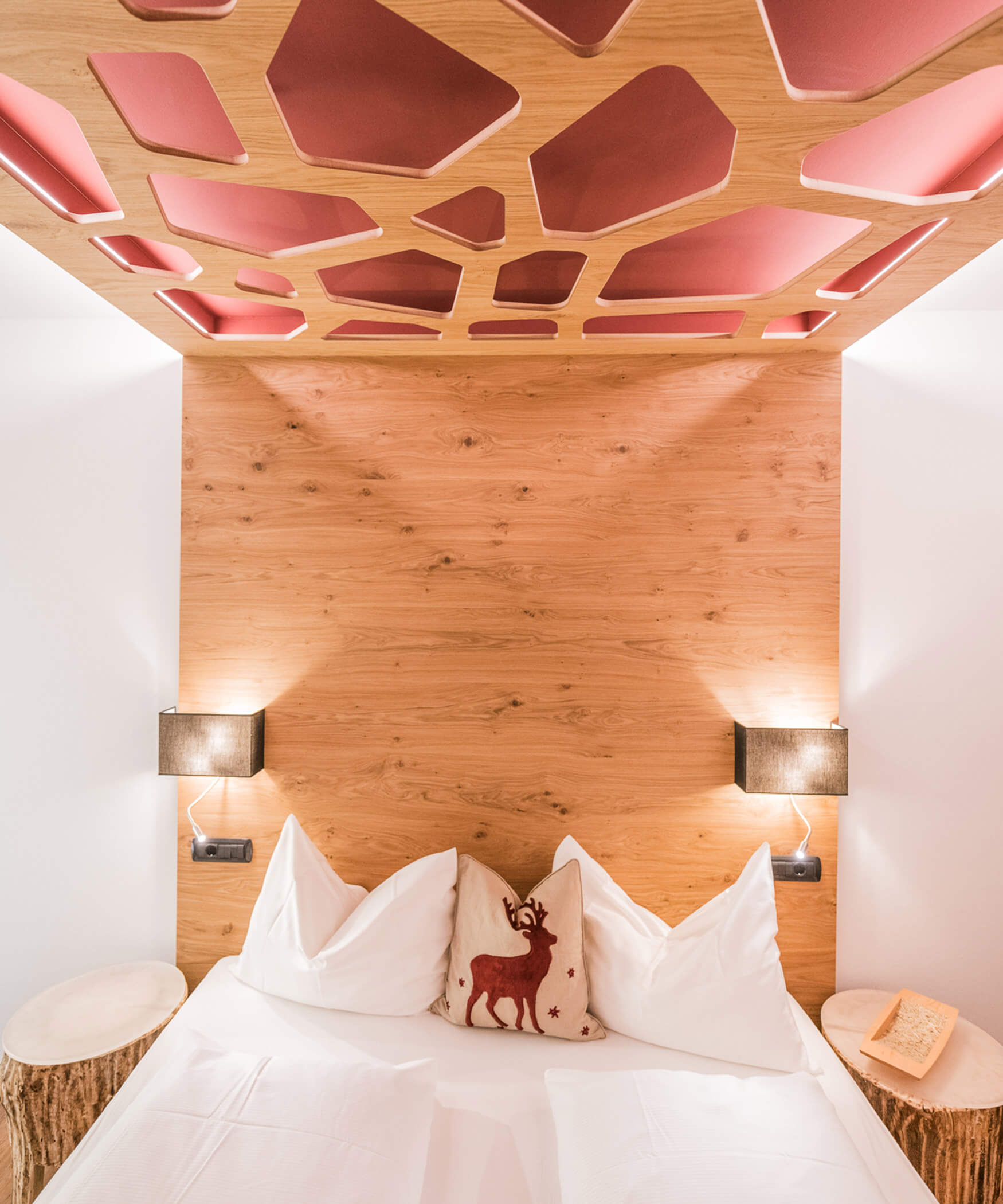 Doppelbett mit besonderem Holzmuster auf der Decke vom Zimmer Small Natura - Laurin's