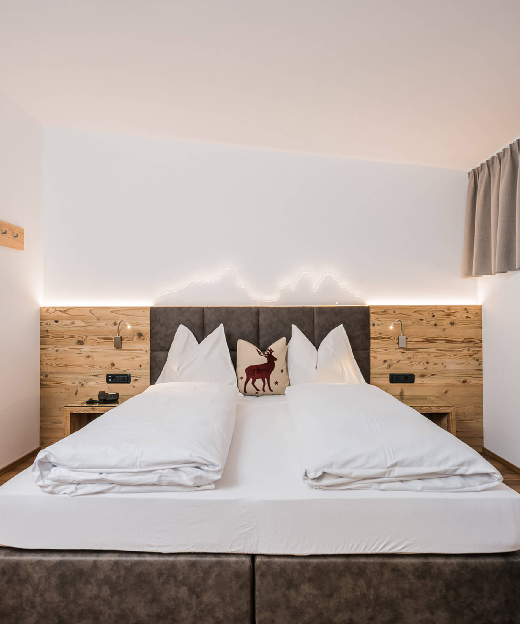 Doppelbett mit Hirschkissen vom Mansardenzimmer Dolomit - Laurin's