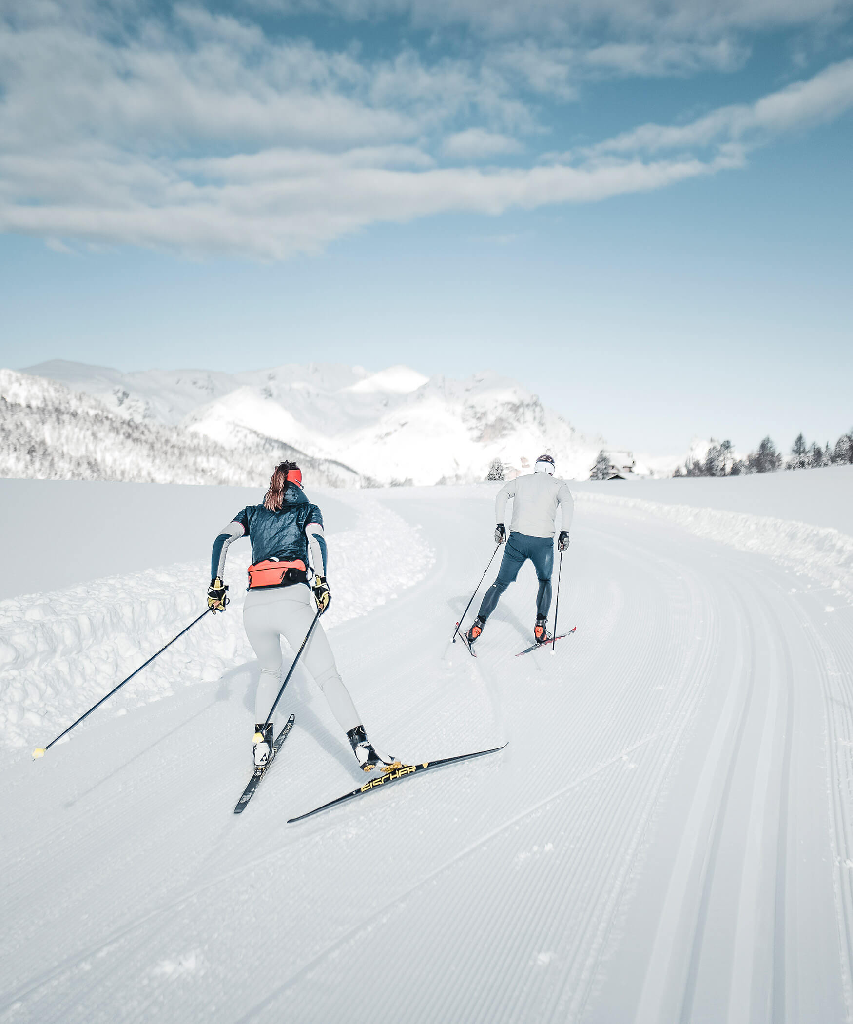 Zwei Langläufer hintereinander auf der Höhenloipe Plätzwiese an einem sonnigen Wintertag - Laurin's
